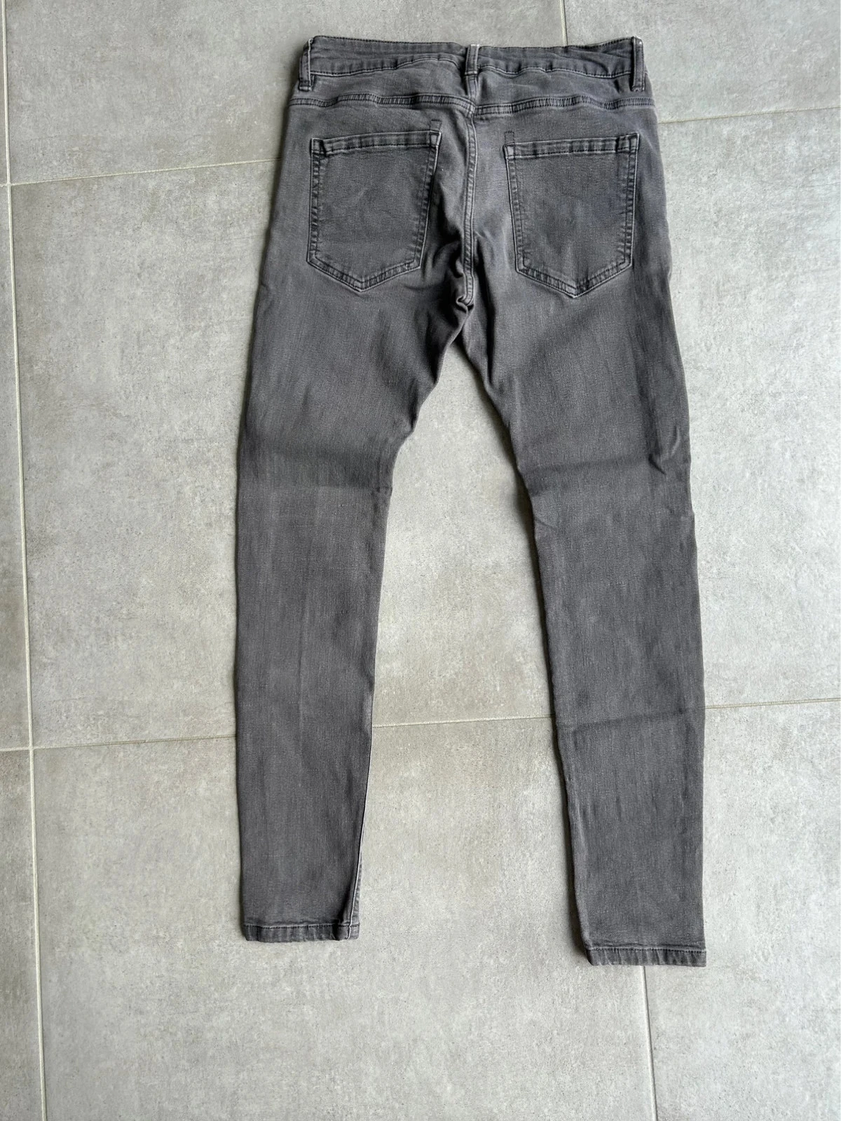Pantalón hombre Bershka gris talla 38 – photo 2